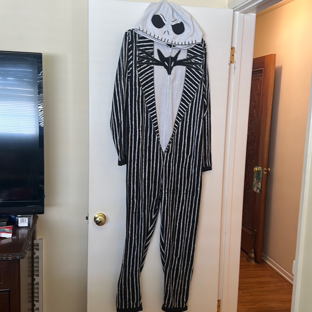 ***SOLD ***NIGHTMARE BEFORE CHRISTMAS ONESIE IN EXCELLENT CONDITION SIZE MEDIUM